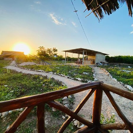 Habibis Bottle House Bed & Breakfast นูงวี ภายนอก รูปภาพ