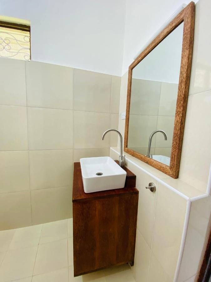 Habibis Bottle House Bed & Breakfast นูงวี ภายนอก รูปภาพ
