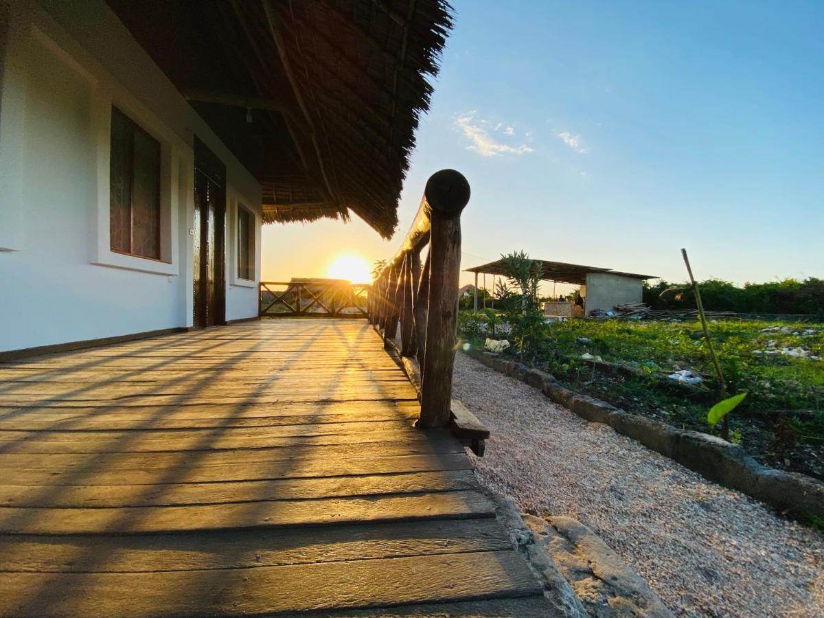 Habibis Bottle House Bed & Breakfast นูงวี ภายนอก รูปภาพ