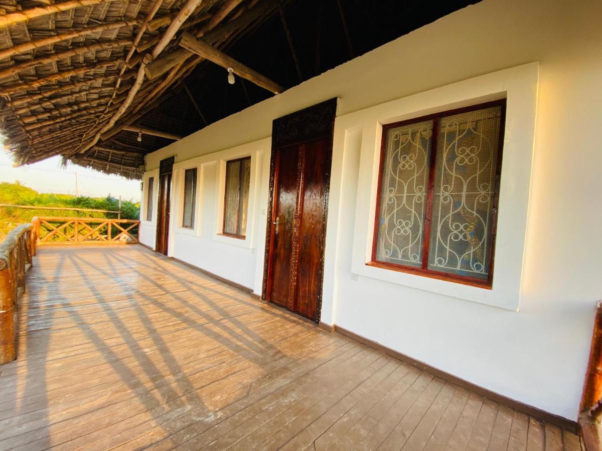 Habibis Bottle House Bed & Breakfast นูงวี ภายนอก รูปภาพ