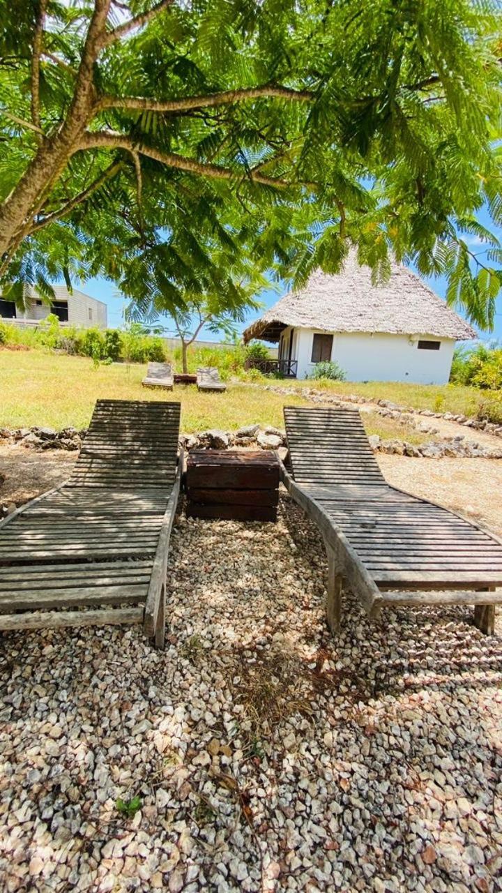Habibis Bottle House Bed & Breakfast นูงวี ภายนอก รูปภาพ