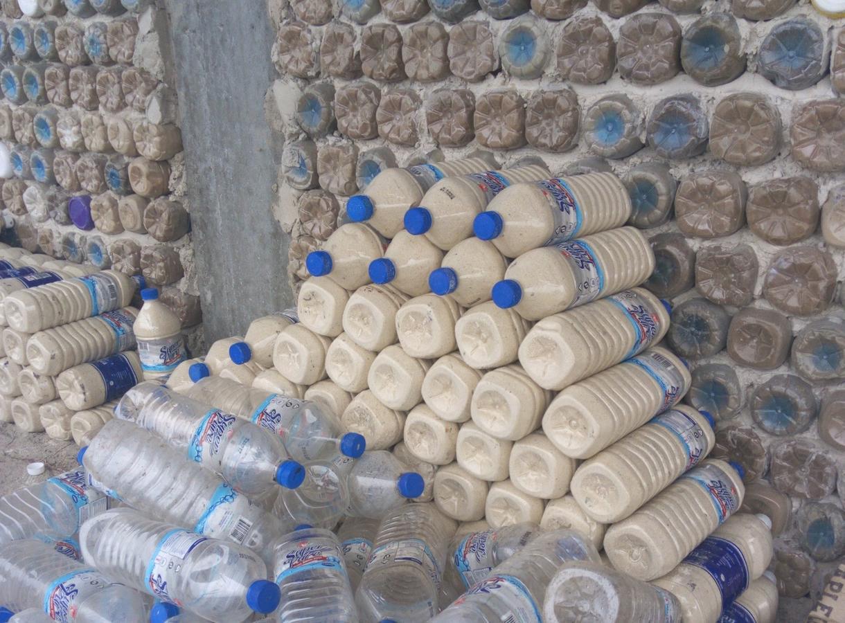 Habibis Bottle House Bed & Breakfast นูงวี ภายนอก รูปภาพ