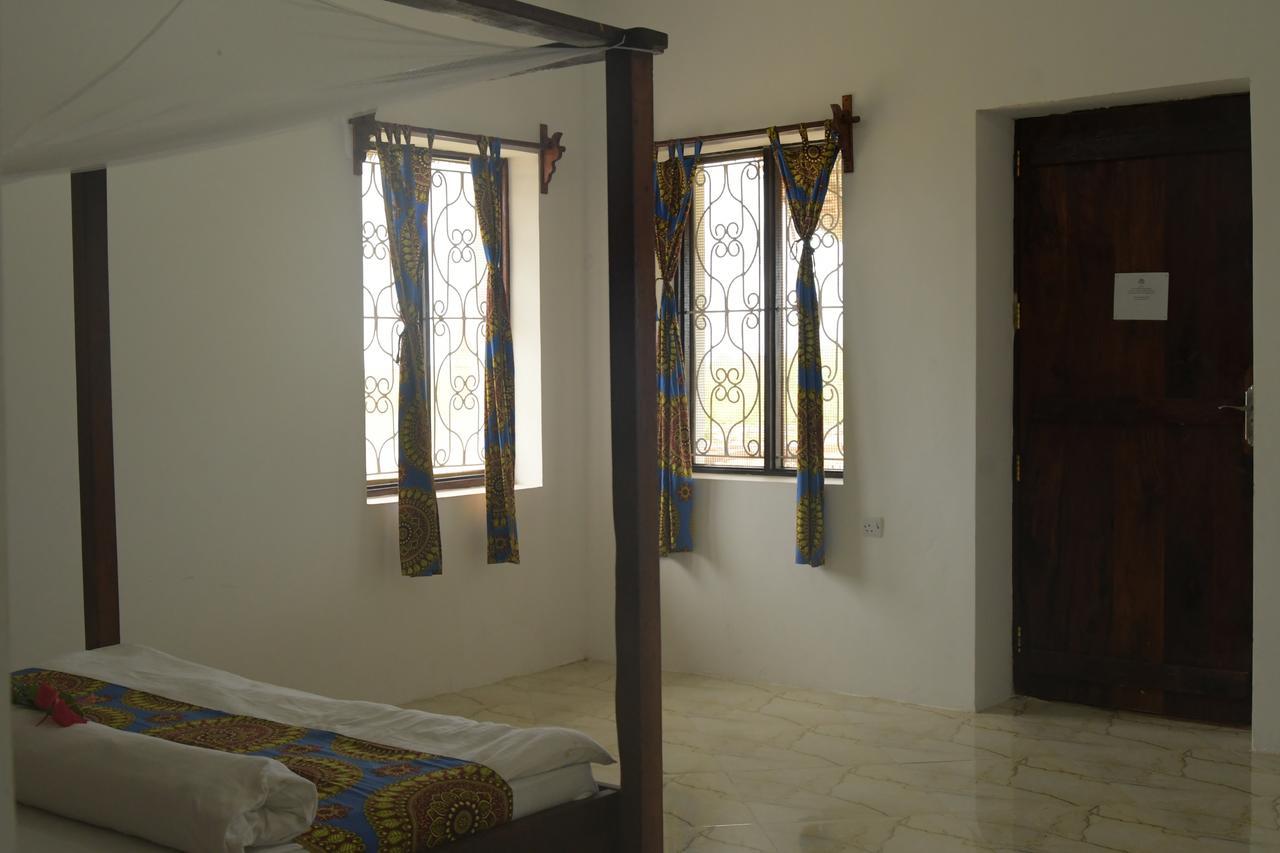 Habibis Bottle House Bed & Breakfast นูงวี ภายนอก รูปภาพ