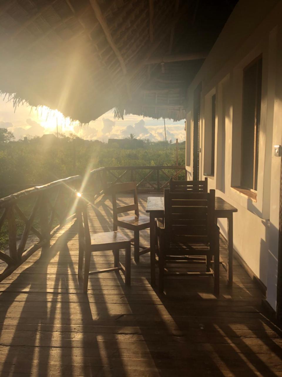 Habibis Bottle House Bed & Breakfast นูงวี ภายนอก รูปภาพ